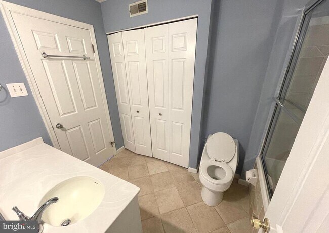 Building Photo - 214 Carriage Ct