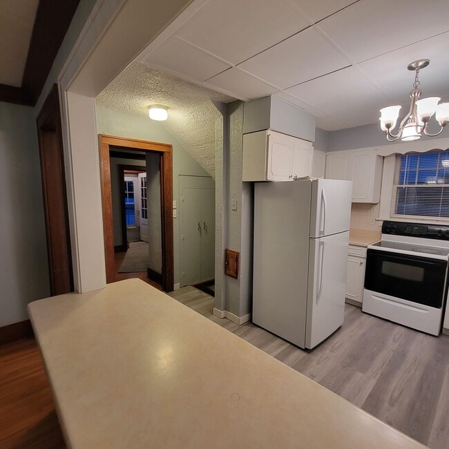 Building Photo - Historic, recently updated single-family h...