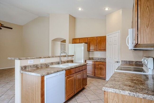 Building Photo - BEAUTIFUL 4 BEDROOM, 2.5 BATH WITH A POOL IN THE HEART OF GILBERT