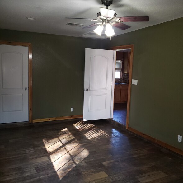 Building Photo - 710 W 4th St