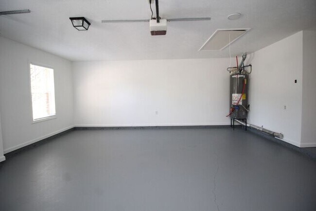 Building Photo - Huge Ranch home!