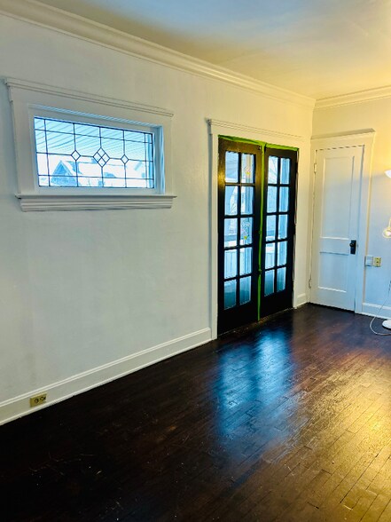 Building Photo - 2027 Chesterland Ave