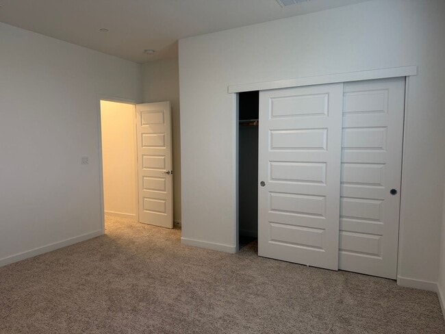 Building Photo - Beautiful Sacramento 5 Bedroom 3 Bathroom 3000 Sqft. Home for Rent