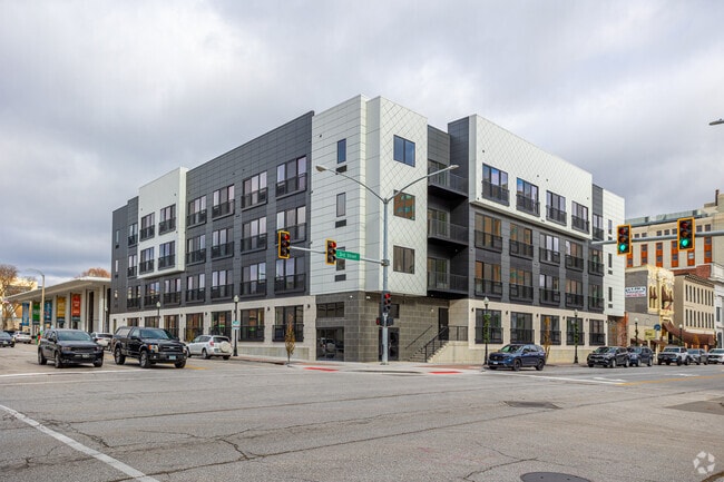 Building Photo - Apartments on Main