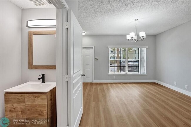 Building Photo - 4903 SW 31st Terrace
