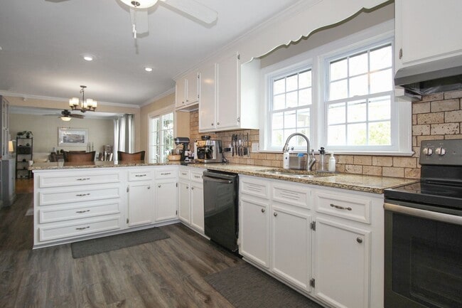 Building Photo - 427 Elizabeth Lake Dr