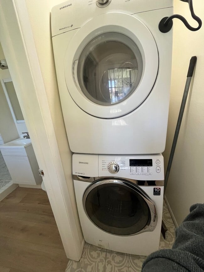 Building Photo - Charming 3-Bedroom Home - Close to Everything - Tons of Upgrades