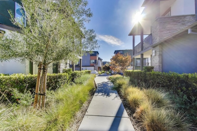 Building Photo - Modern Tri-Level Townhome in Prime Hayward...