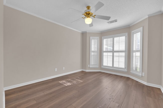 Building Photo - 2101 Fox Ridge Rd