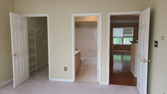 Building Photo - Spacious & Sunny 2Bed/2Bath End Unit in The Village at Town Center