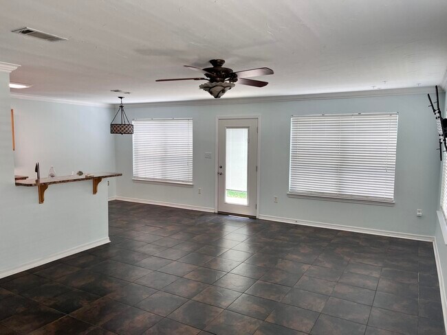 Building Photo - 221 Twin Lakes Ln