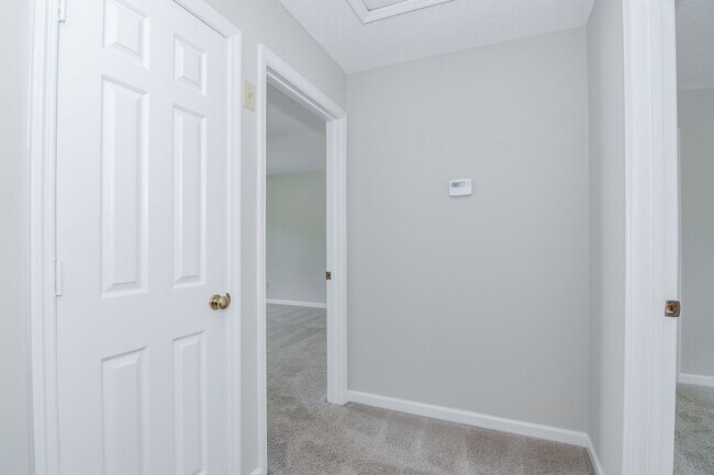 Building Photo - 2 Bed Townhouse!