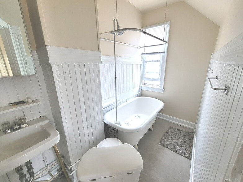 Interior Photo - 1710-14 Bradford