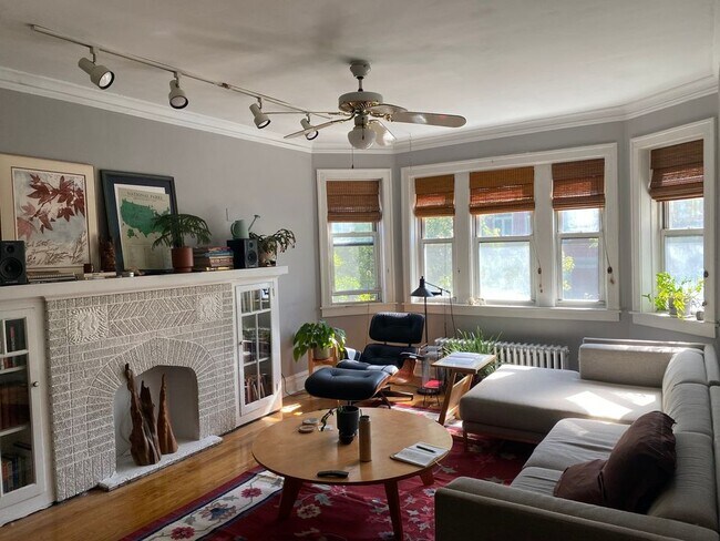 Primary Photo - 2138 W Crystal St