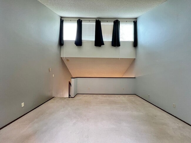 Building Photo - Beautiful 2 Bed, 2 Bath Townhome with Community Pool, Gym & Clubhouse!