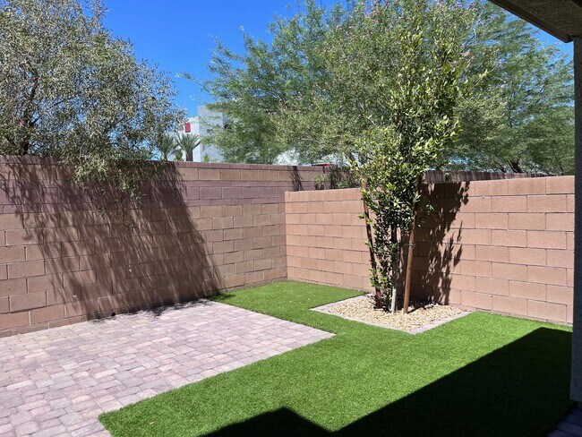 Building Photo - 3 Bedroom Single Family home - Gated community