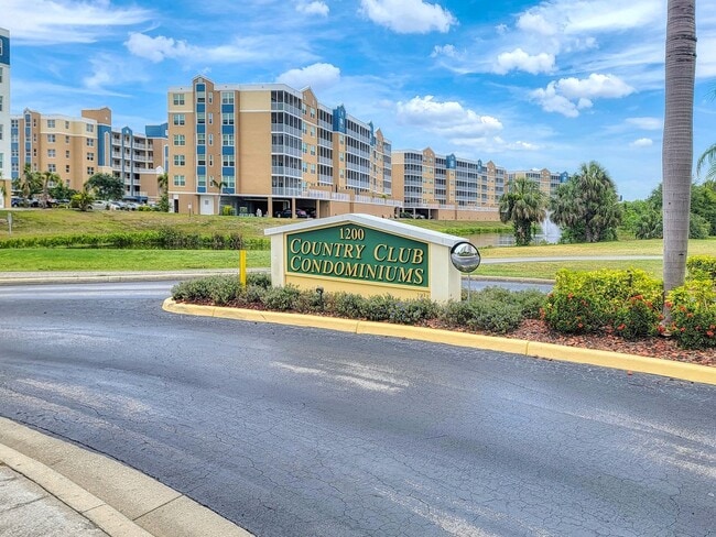 Building Photo - Updated 3 bedroom unit overlooking the Eas...