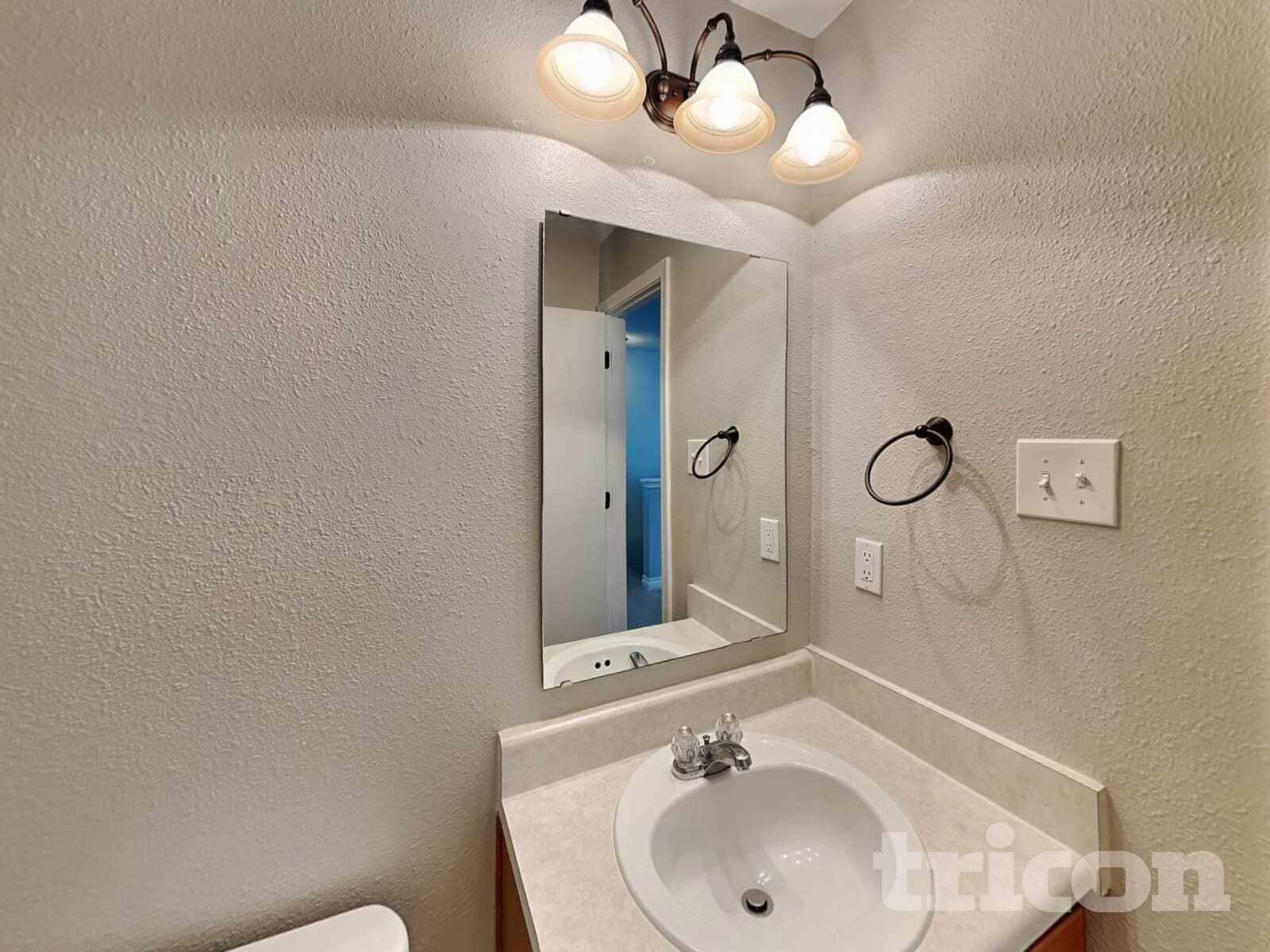 Building Photo - 947 Littleton Dr