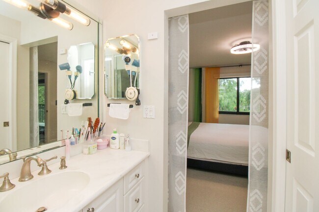 Building Photo - 5767 Deauville Cir