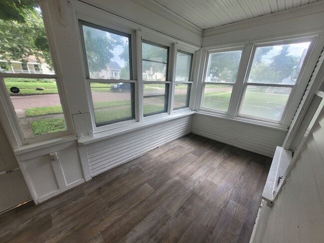 Building Photo - Two Bedroom near the Iowa State Fairgrounds!