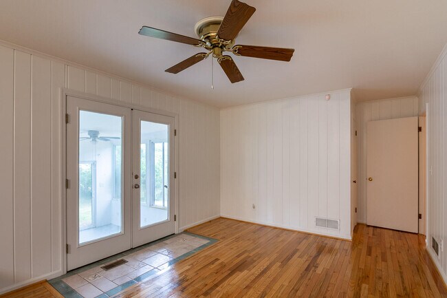 Building Photo - 3003 Stratford Dr