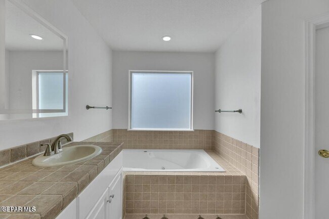 Building Photo - 1121 Regal Ridge Dr