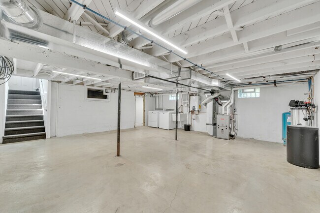 Building Photo - 9045 Hillcrest Dr