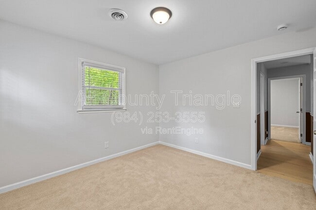 Building Photo - 5105 Pine Dr