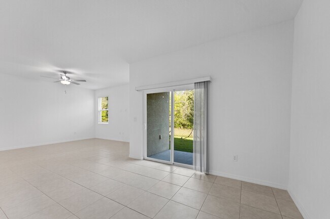 Building Photo - Absolutely stunning 3 BR /2.5 Bath / 2 Car Garage + LOFT townhome in ultra-modern and green-focus...