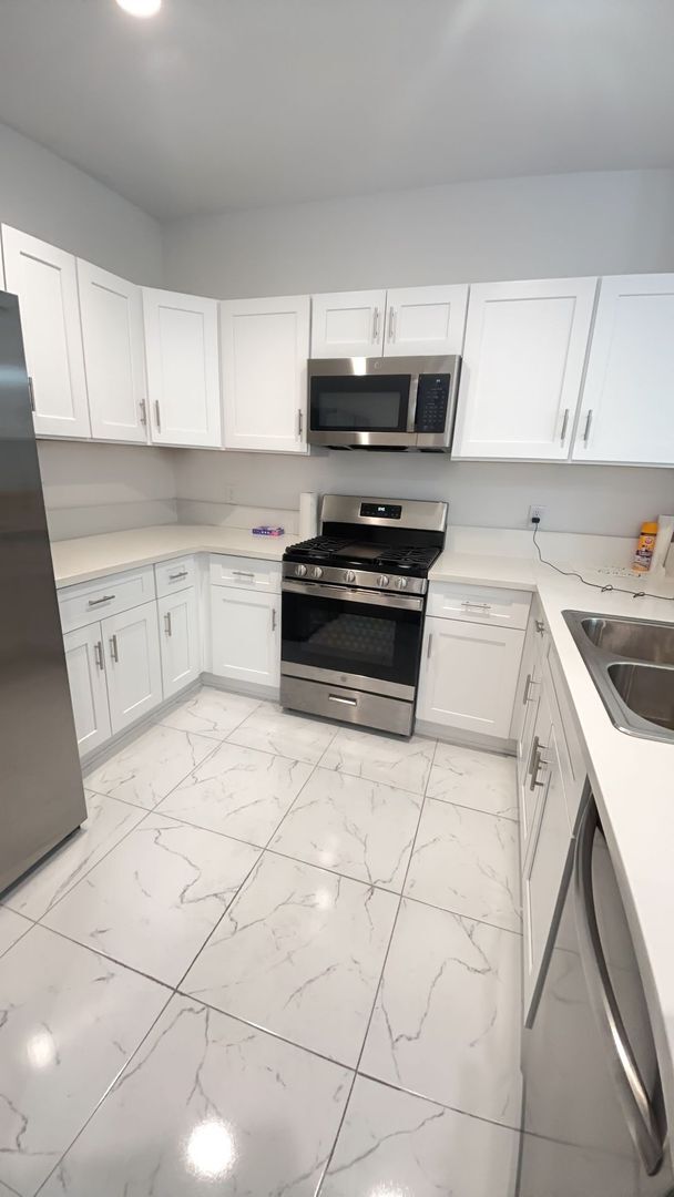 Building Photo - Pacific Legends East