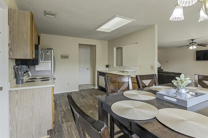 Building Photo - Charming 7-Bedroom Home in a Prime San Antonio Location!