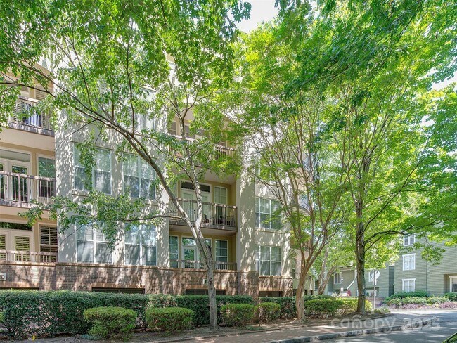 Building Photo - 405 W 7th St