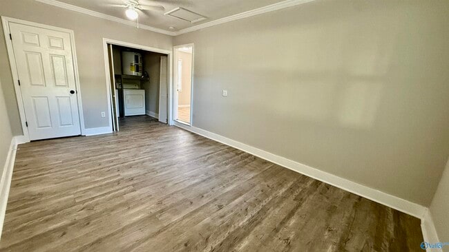 Building Photo - 2432 Yorkshire Dr SW