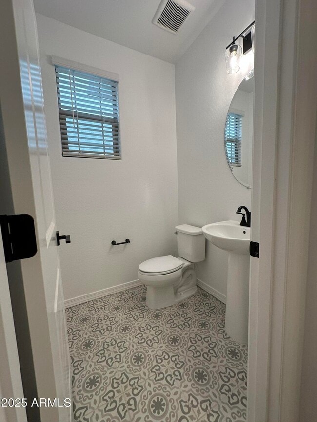 Building Photo - 1223 W Sparrow Dr