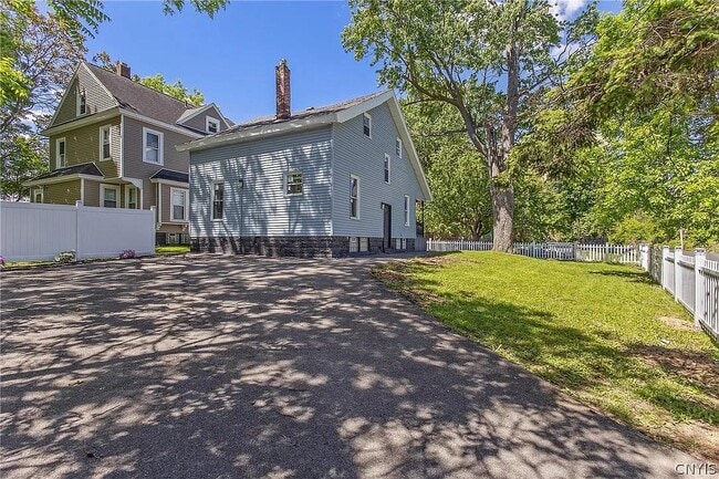 Building Photo - 203 Maple St