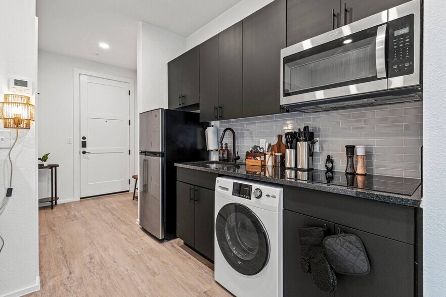 Building Photo - 596 W 9th St