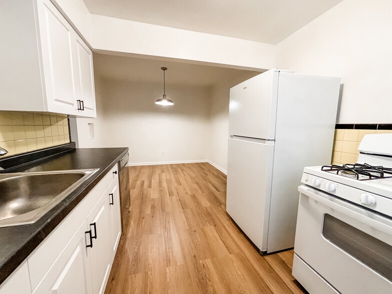 Kitchen - 6114 Dryden Ave