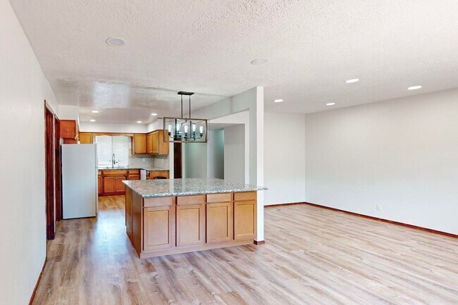 Building Photo - NE Brick Ranch 3/Bd 2/Ba 2 Cg 1782/sf