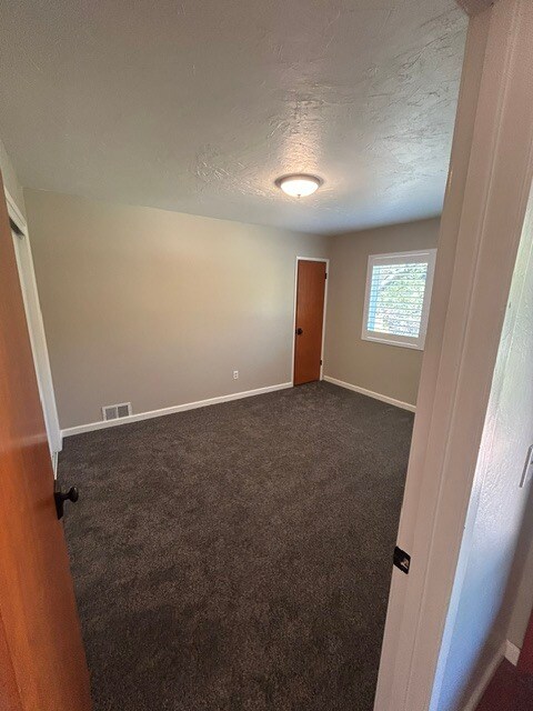 Building Photo - 6845 Lakeview Dr