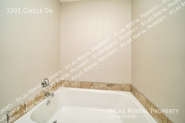 Building Photo - 3201 Circle Dr