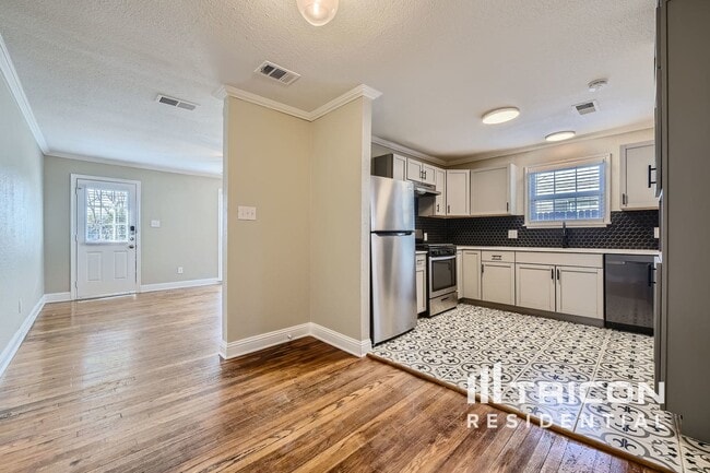 Building Photo - 3920 Calmont Ave