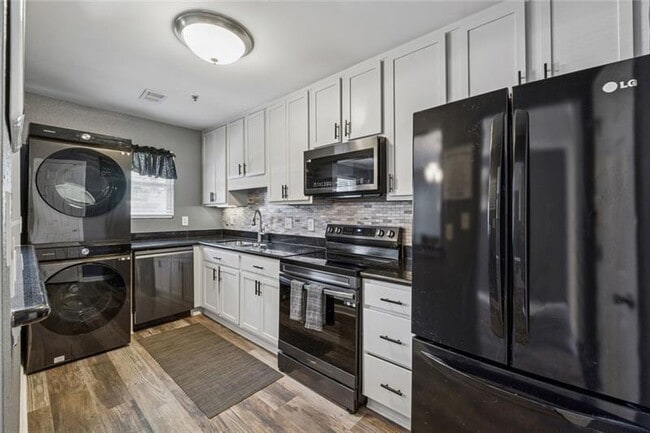 Building Photo - 135 N River Dr