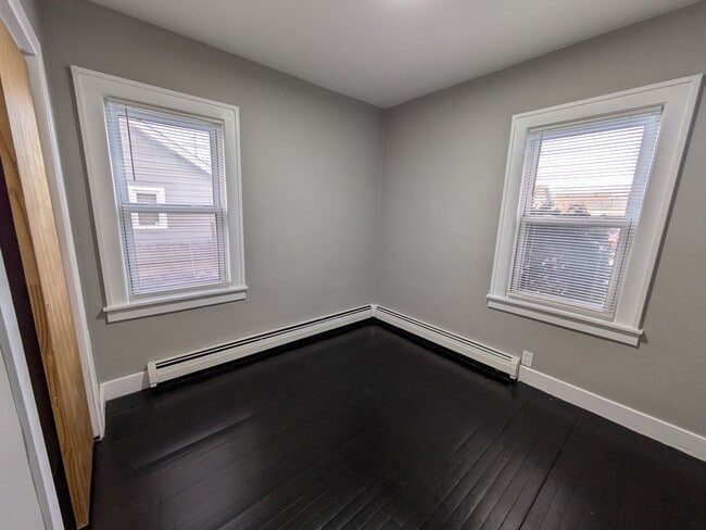 Building Photo - Charming Bungalow in Amazing Location