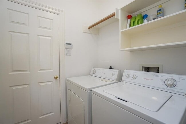 Building Photo - 1131 Enclave Square E