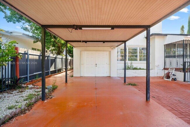 Building Photo - 411 SW 34th Ave