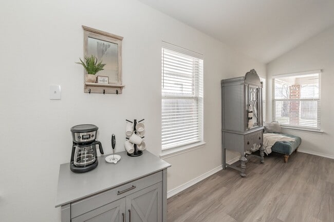 Building Photo - 3bed/2bath Cozy Chic with Backyard Oasis