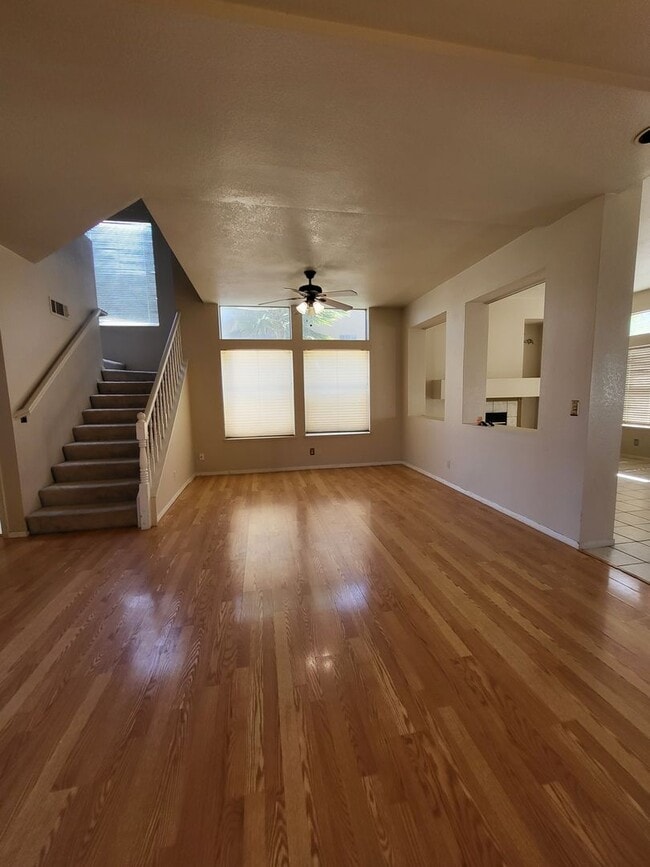 Building Photo - 4Bdm 2.5Ba Home in Convenient Location!
