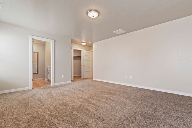 Building Photo - Available Now! 4b/2b Meridian Home