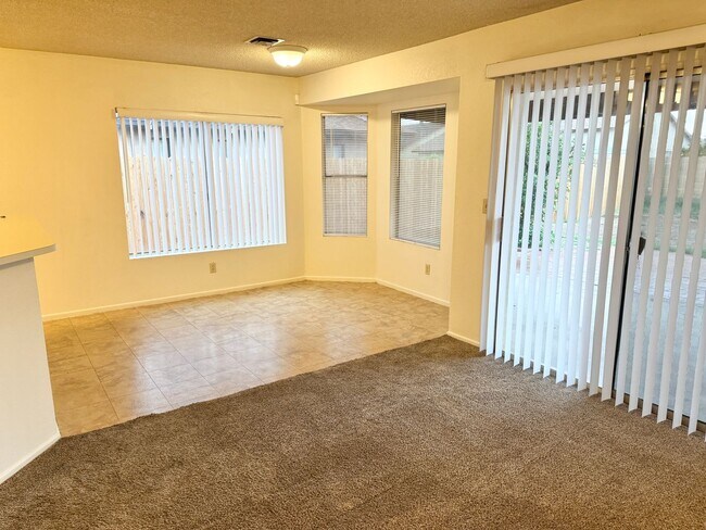 Building Photo - 3 Bedroom / 2 Bath Single Level Home In Gl...