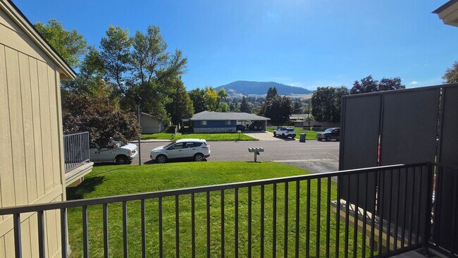 Building Photo - 806 Spartan Dr